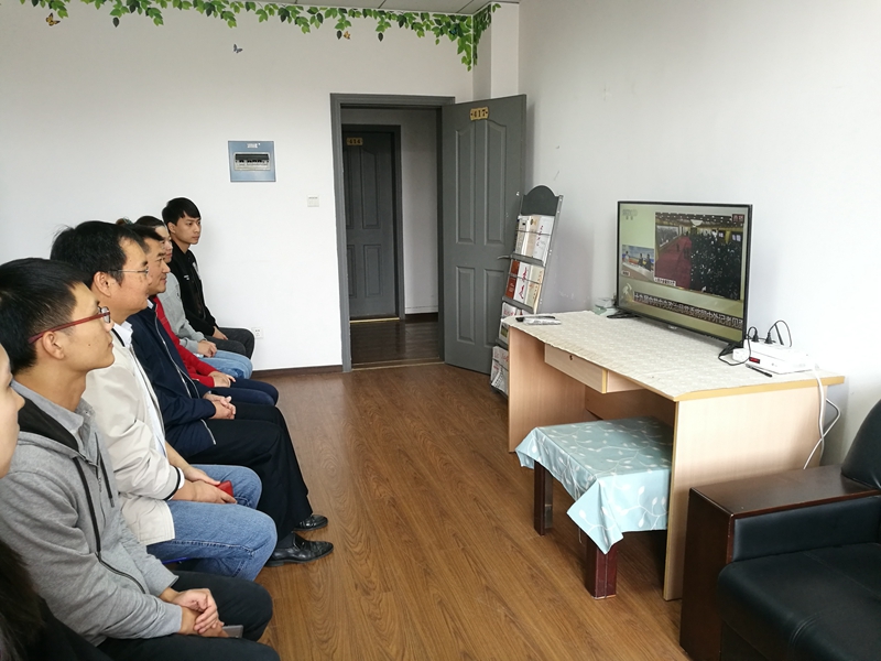 马克思主义学院组织师生收看十九届中共中央政治局常委同中外记者见面会.jpg